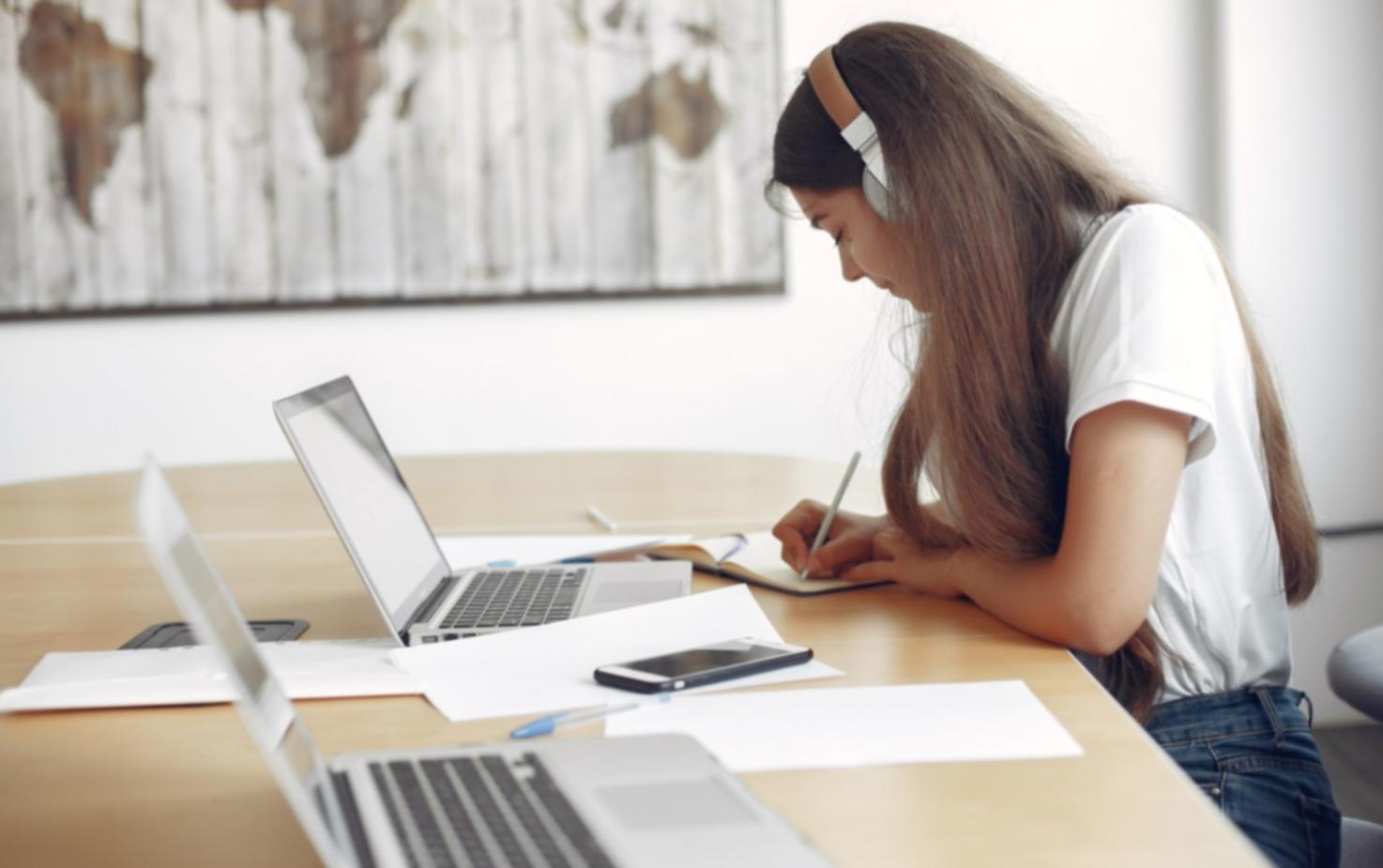 Moderne Schulungsräume mit professioneller Technik für Finanzausbildung